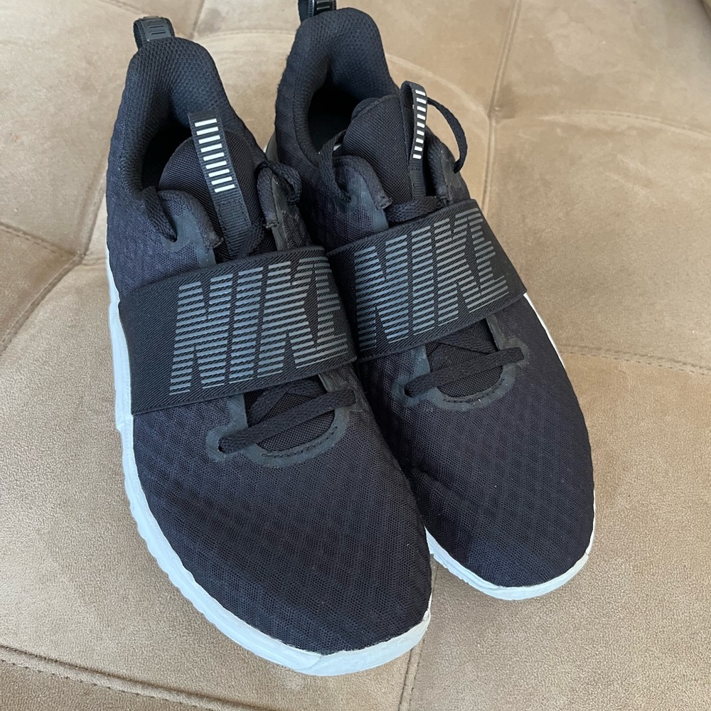 Nike Women's Fitness Shoes Size 9